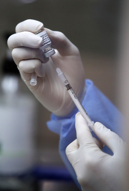 서울 용산구 예방접종센터 코로나19 백신 보관소에서 의료진이 화이자 백신을 분주하고 있다. 연합뉴스